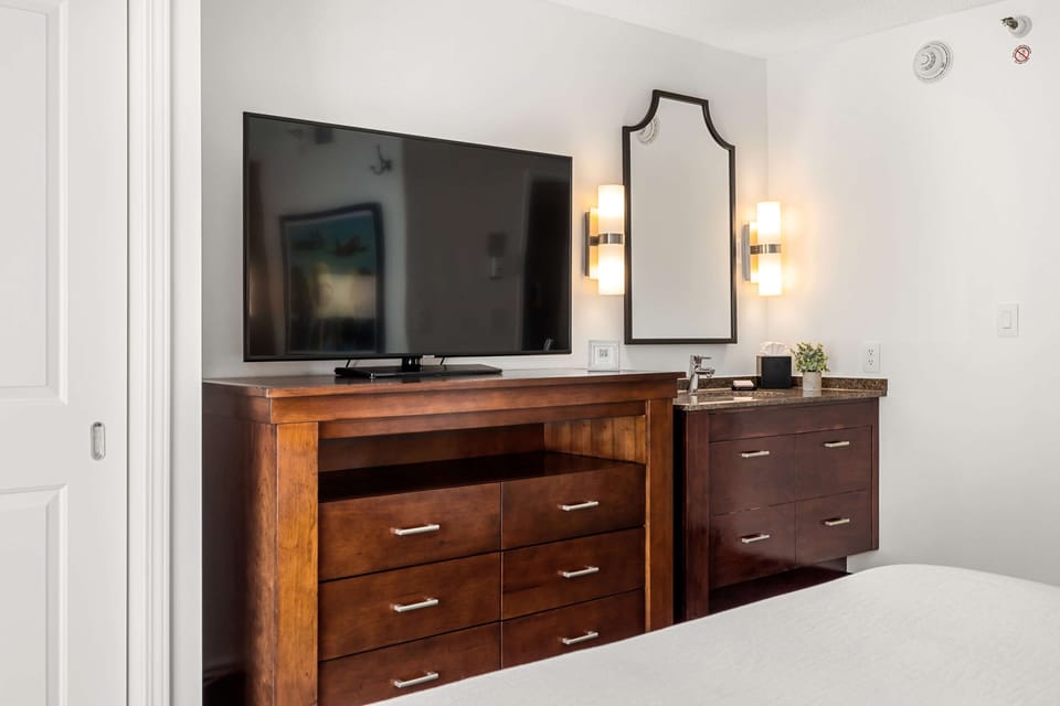1 bedroom, premium bedding, in-room safe, desk