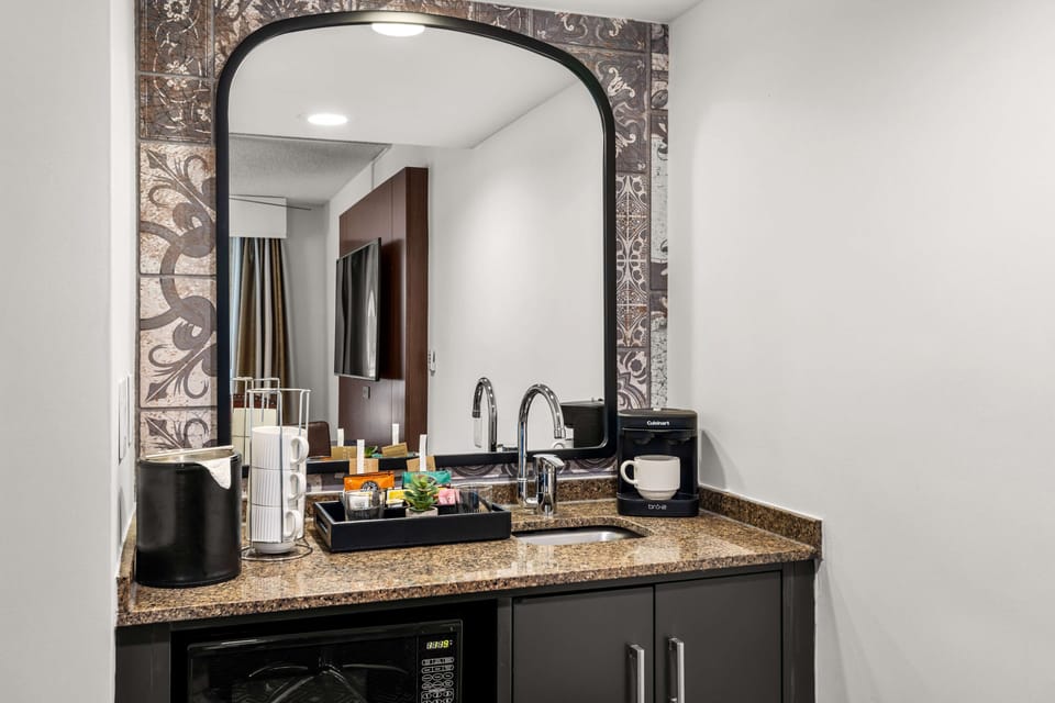 1 bedroom, premium bedding, in-room safe, desk