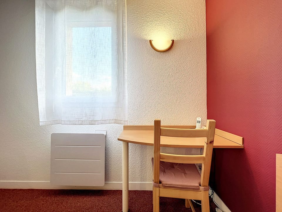 Studio | Living area | Flat-screen TV