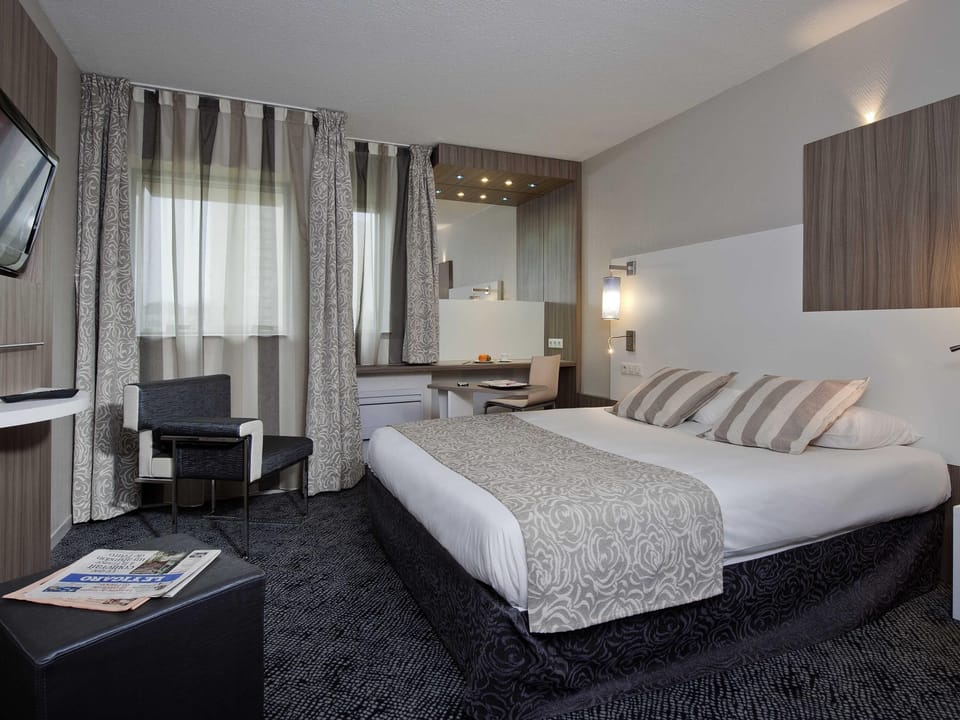 Room, 1 Double Bed | 1 bedroom, premium bedding, desk, blackout drapes