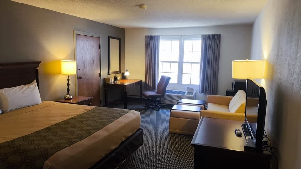 1 Suite King Bed Non-Smoking Whirlpool | Desk, iron/ironing board, free WiFi, bed sheets