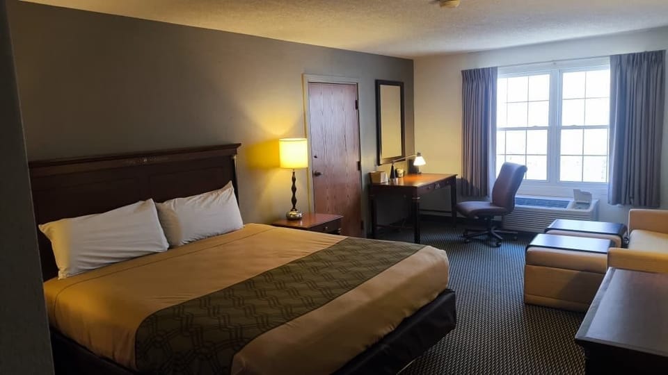1 Suite King Bed Non-Smoking Whirlpool | Desk, iron/ironing board, free WiFi, bed sheets