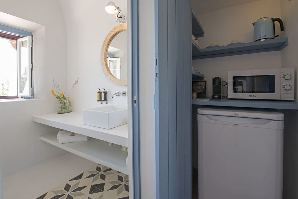 Superior Double Room, Partial Sea View | In-room safe, individually decorated, individually furnished, desk