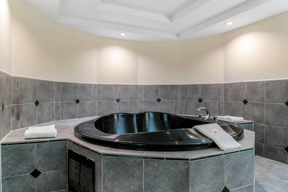 Suite, 1 King Bed, Non Smoking, Jetted Tub | Premium bedding, desk, blackout drapes, soundproofing