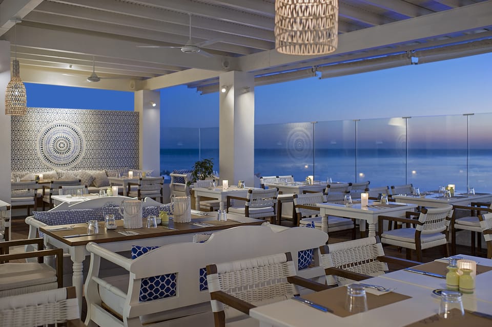 3 restaurants, breakfast served