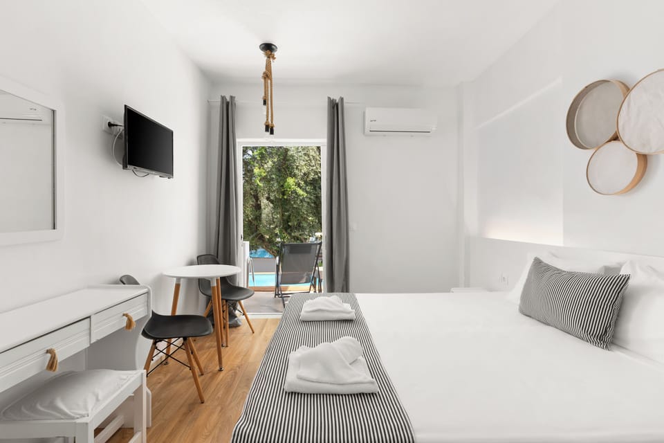 Junior suite with sharing pool | Minibar, in-room safe, desk, soundproofing