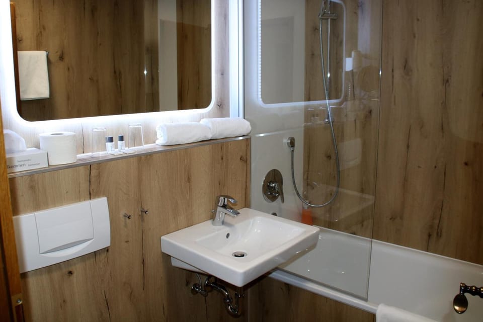 Deep soaking tub, free toiletries, hair dryer, slippers