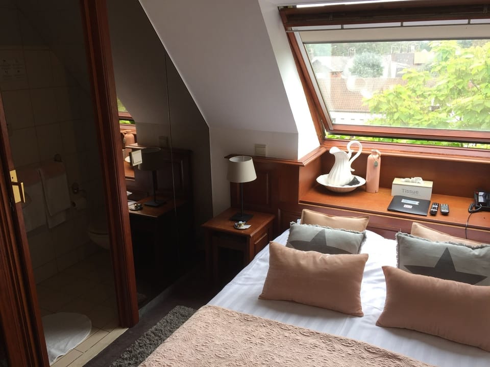 Basic Double Room | Desk, free WiFi, bed sheets