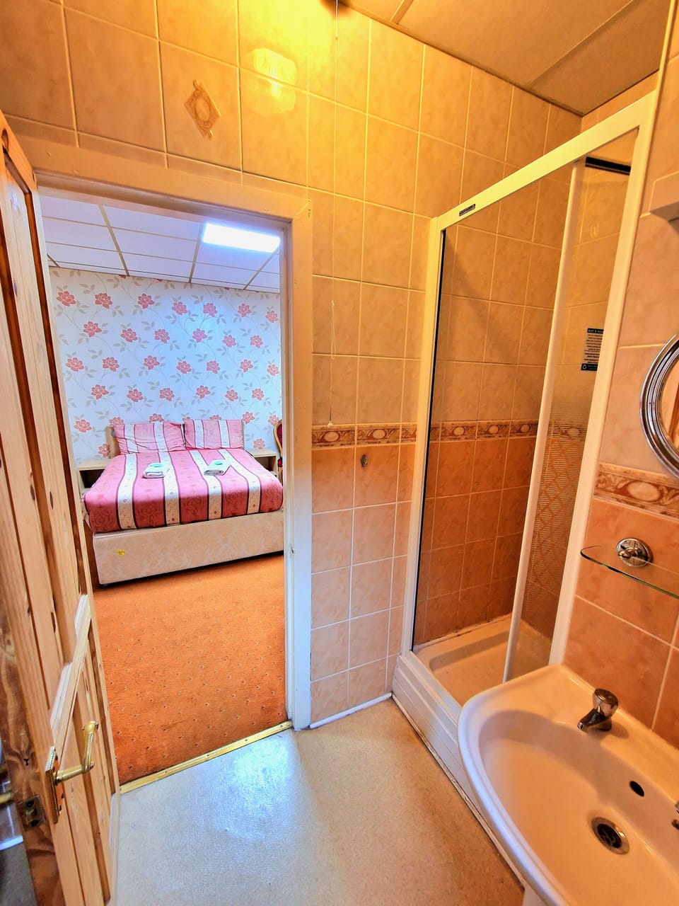 Suite, Ensuite (Jack and Jill style for 3)