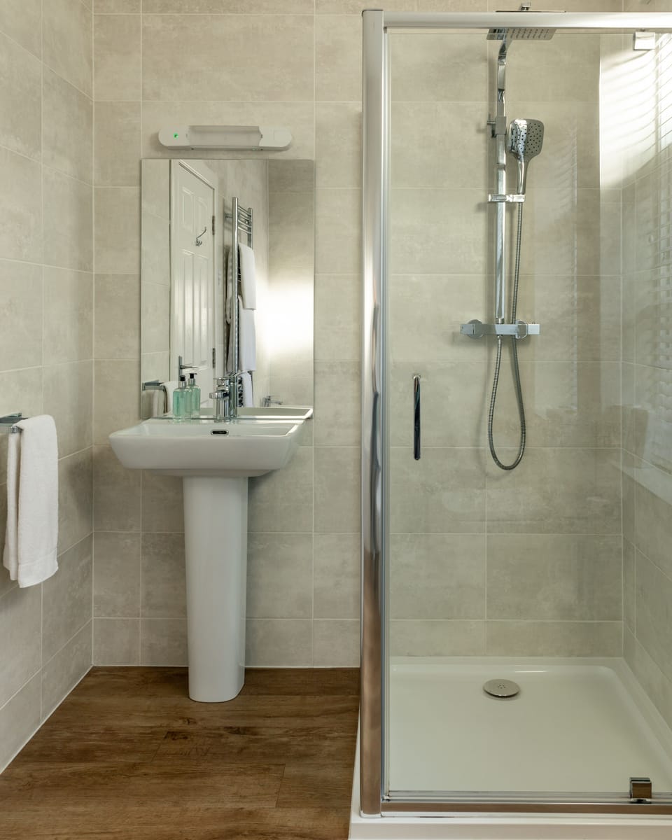 Double Room | Bathroom | Combined shower/tub, free toiletries, hair dryer, towels