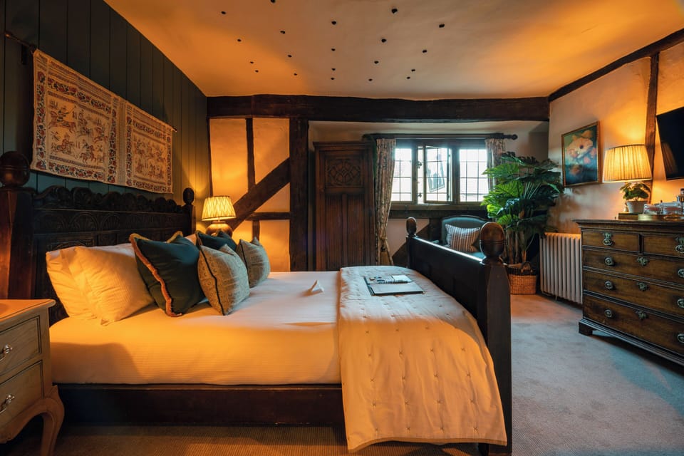 King Charles Double Ensuite | Individually decorated, laptop workspace, iron/ironing board, free WiFi