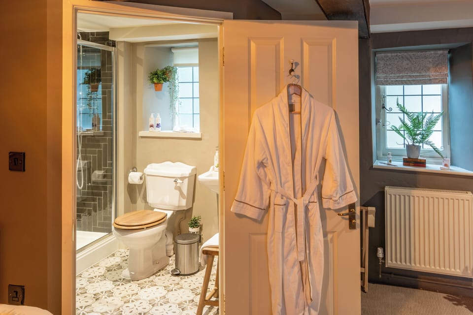 Superior Family Room Ensuite with Shower (Hinton) | Bathroom | Shower, hair dryer, towels