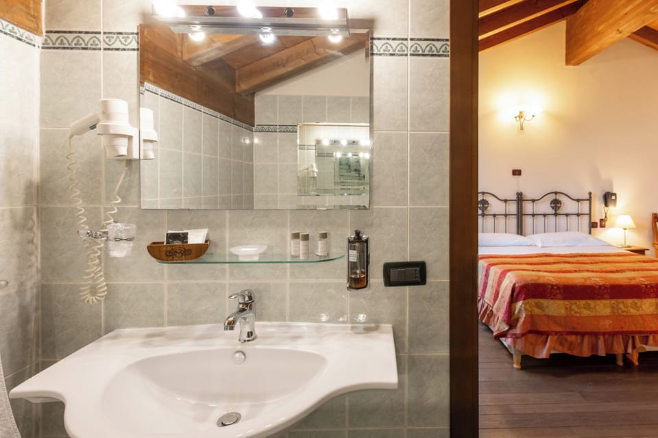 Junior Suite | Bathroom | Shower, free toiletries, hair dryer, bidet