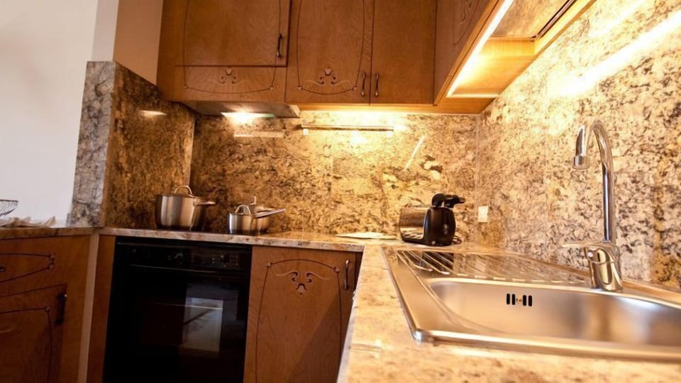 Coffee/tea maker, fridge, microwave, oven