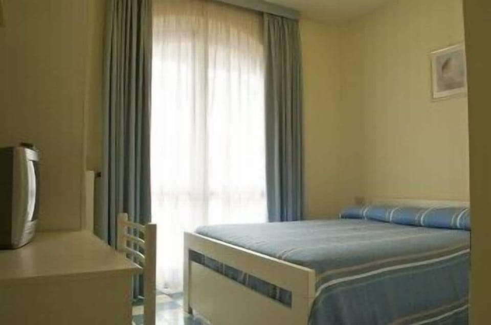 Double Room with Extra Bed | Desk, soundproofing, cribs (free), rollaway beds (surcharge)
