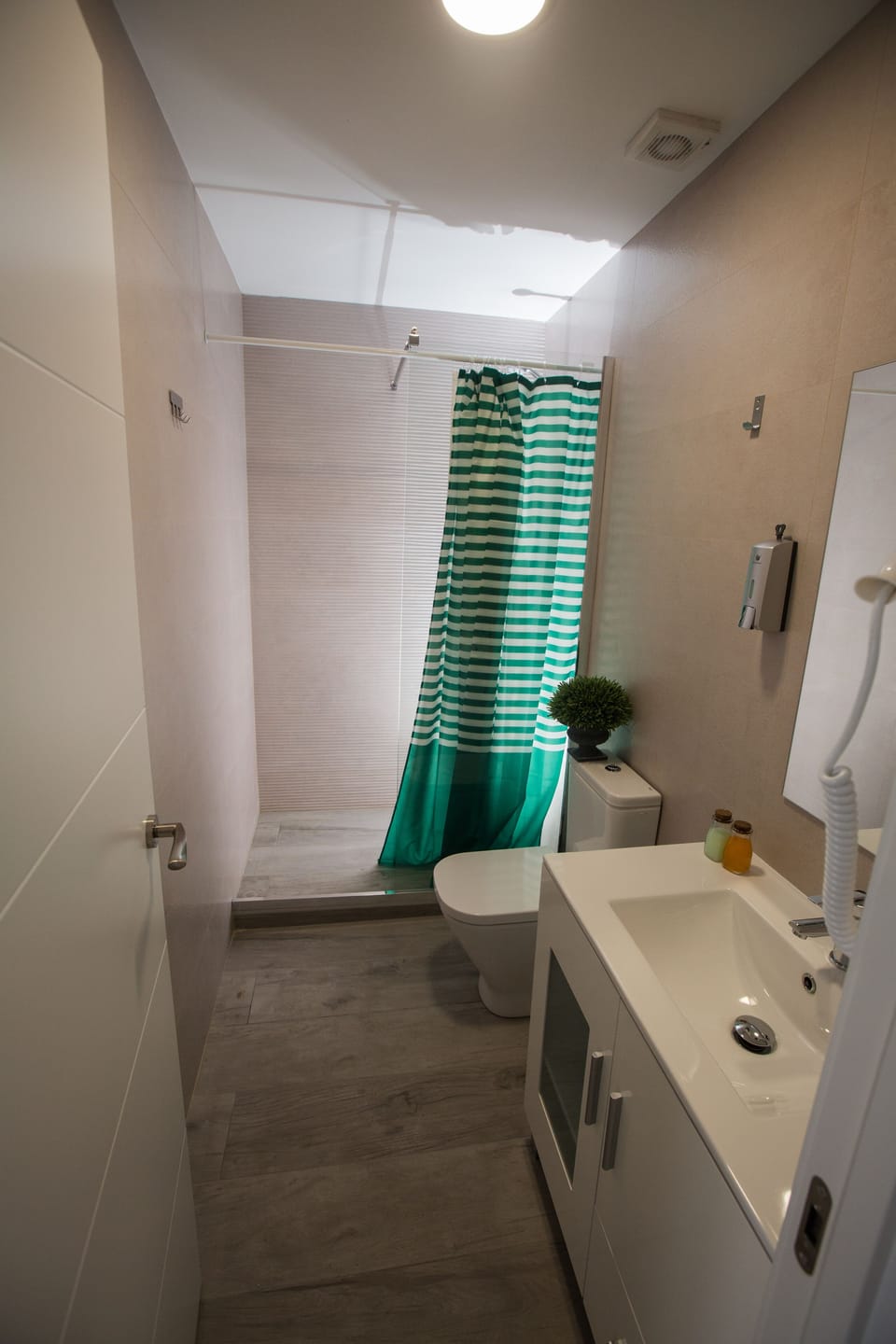 Standard Double Room | Bathroom | Combined shower/tub, hair dryer, towels