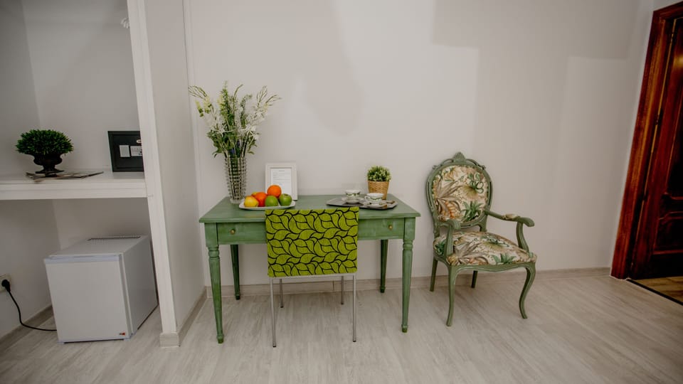 Twin Room | In-room dining