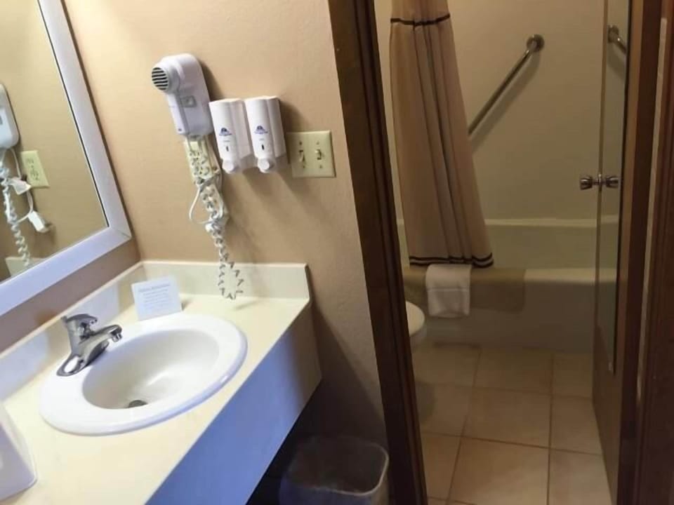 Combined shower/tub, free toiletries, hair dryer, towels