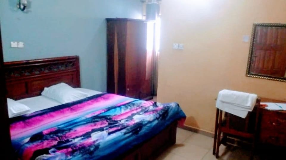 Minibar, individually furnished, laptop workspace, iron/ironing board