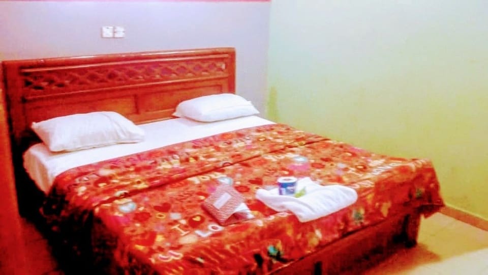Minibar, individually furnished, laptop workspace, iron/ironing board