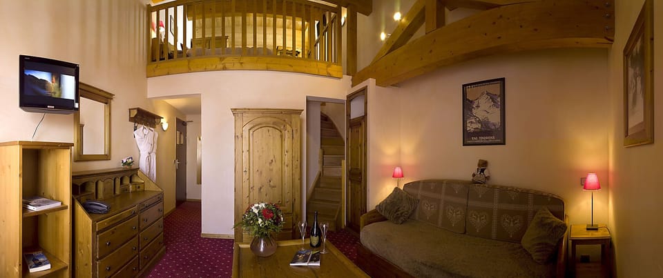 Junior Suite | Living area | Flat-screen TV