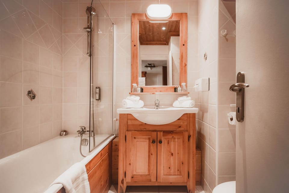Bathtub, free toiletries, hair dryer, bathrobes