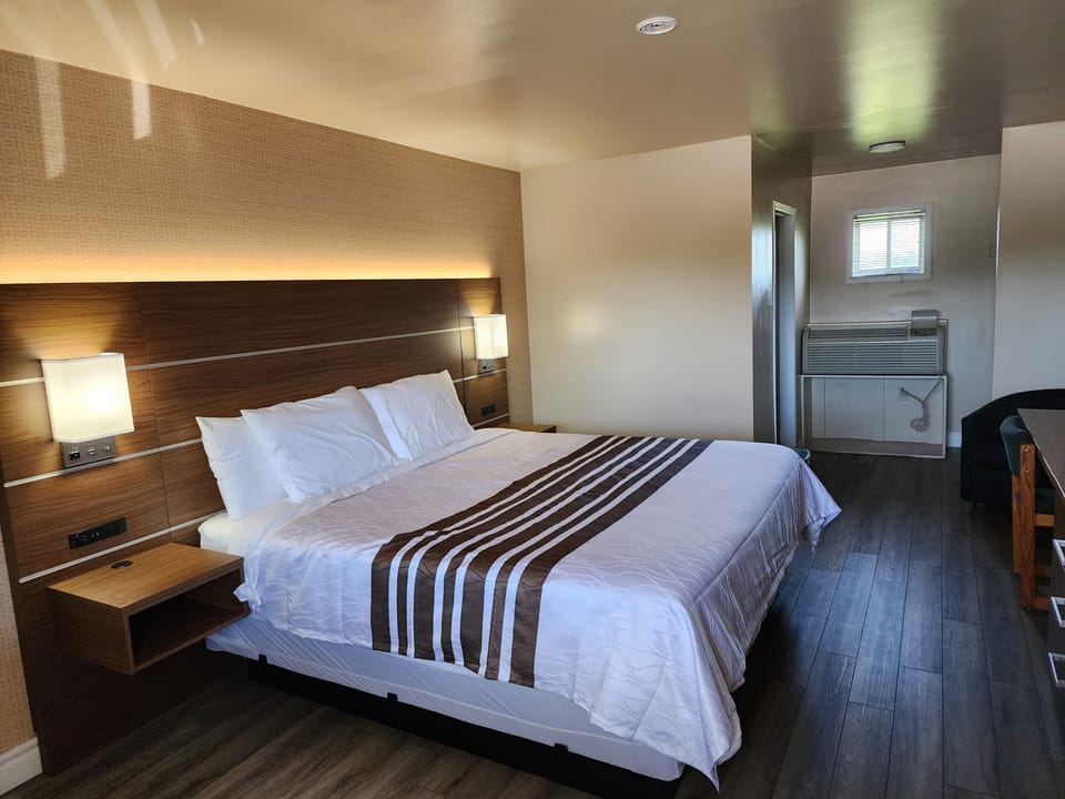 Room, 1 King Bed | Desk, iron/ironing board (on request), WiFi (free)