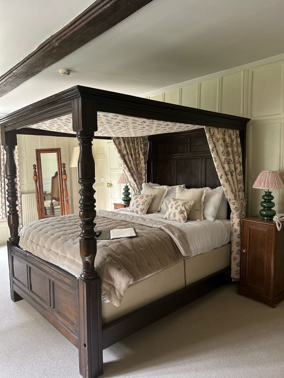 Superior Room, 1 Double Bed | Premium bedding, desk, iron/ironing board (on request), WiFi (free)