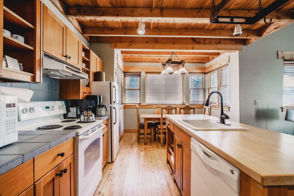 Mountain Suite - Cottage Room | Private kitchen