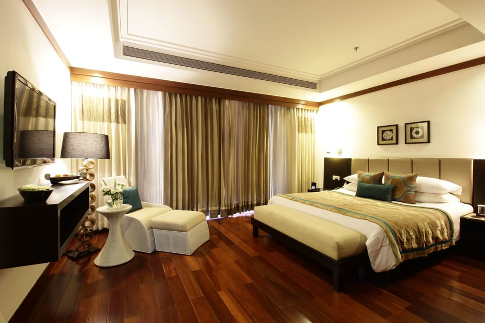 Deluxe Suite | Minibar, in-room safe, individually decorated, individually furnished