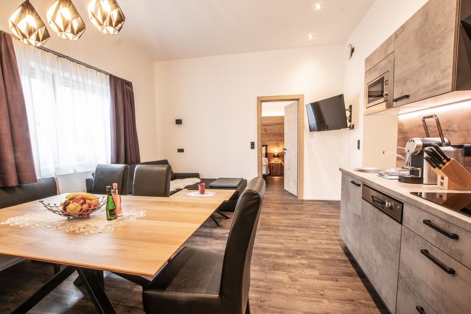 Deluxe Apartment, 2 Bedrooms, Accessible, Kitchen (Apart Ashley) | In-room dining