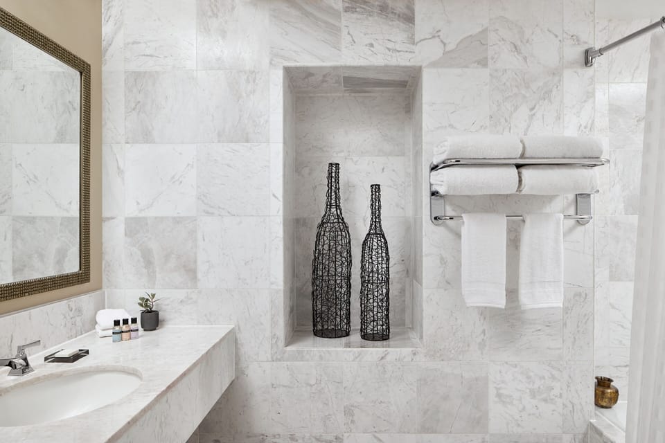 Combined shower/tub, free toiletries, hair dryer, towels