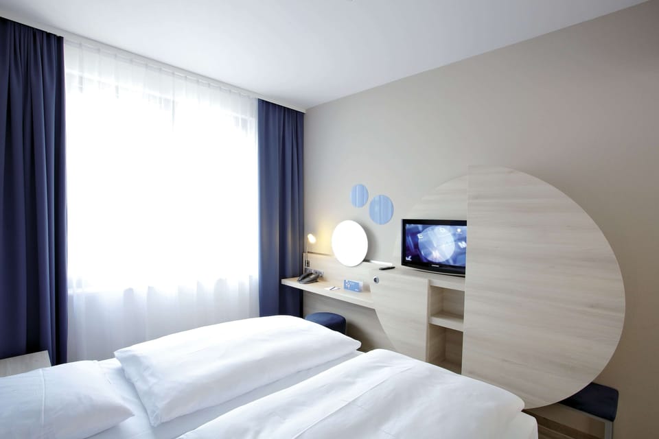 Hypo-allergenic bedding, desk, soundproofing, free WiFi