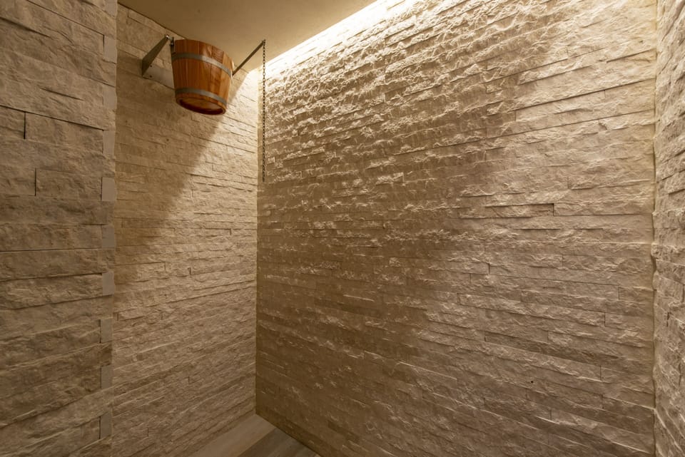 Couples treatment rooms, body treatments, hot stone massages