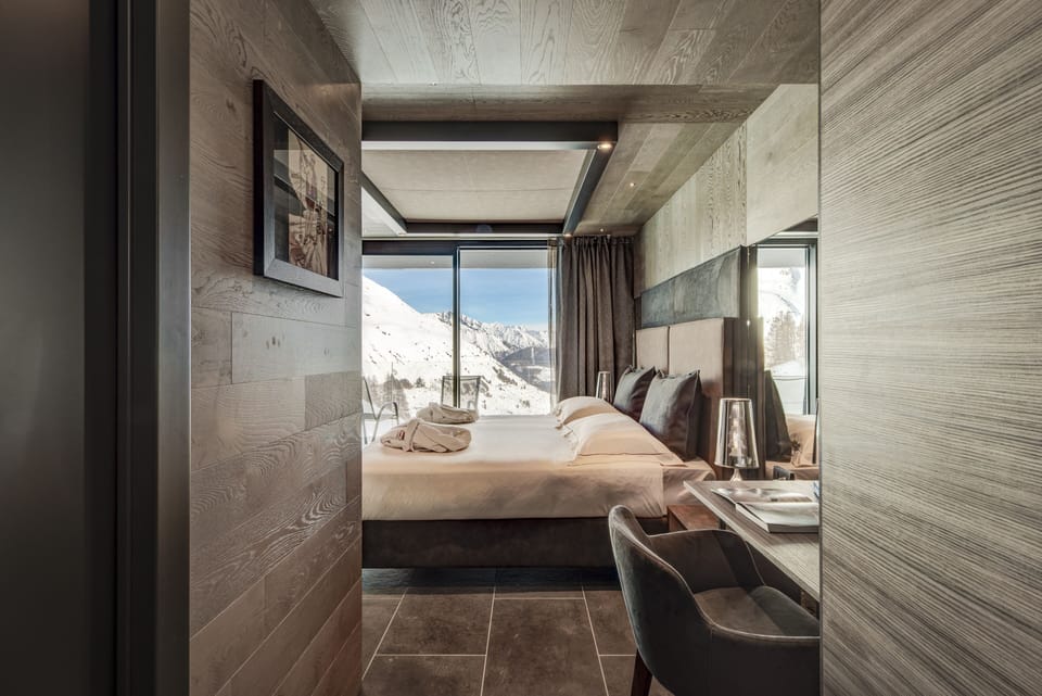 Executive Suite, Jetted Tub | Premium bedding, down comforters, minibar, in-room safe