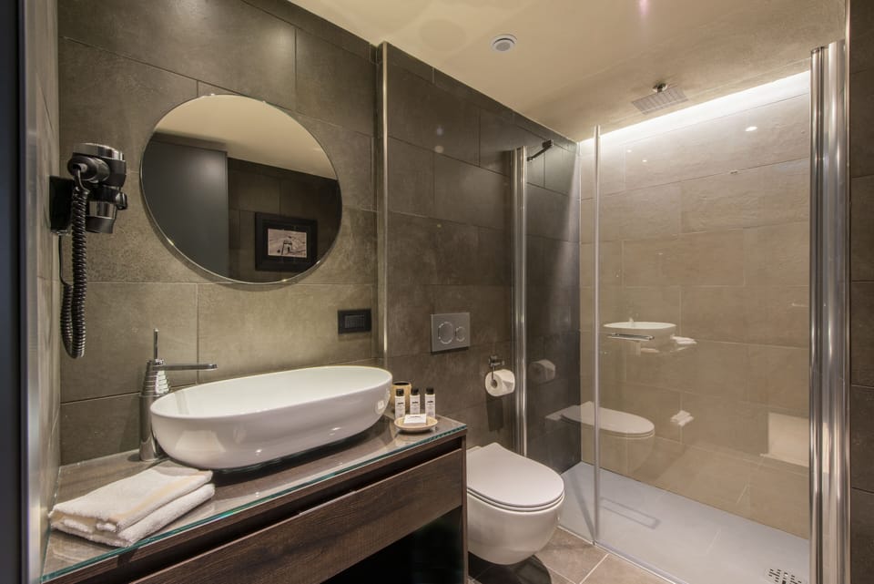 Junior Suite, Terrace | Bathroom | Combined shower/tub, free toiletries, hair dryer, bidet