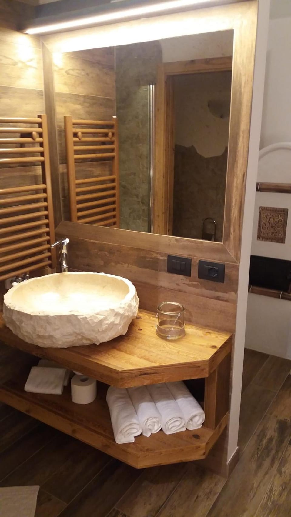 Shower, free toiletries, hair dryer, bidet