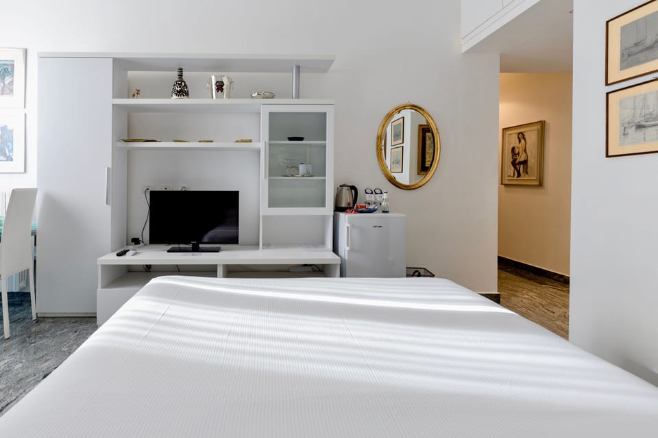 Executive Studio Suite | Egyptian cotton sheets, premium bedding, down comforters, pillowtop beds