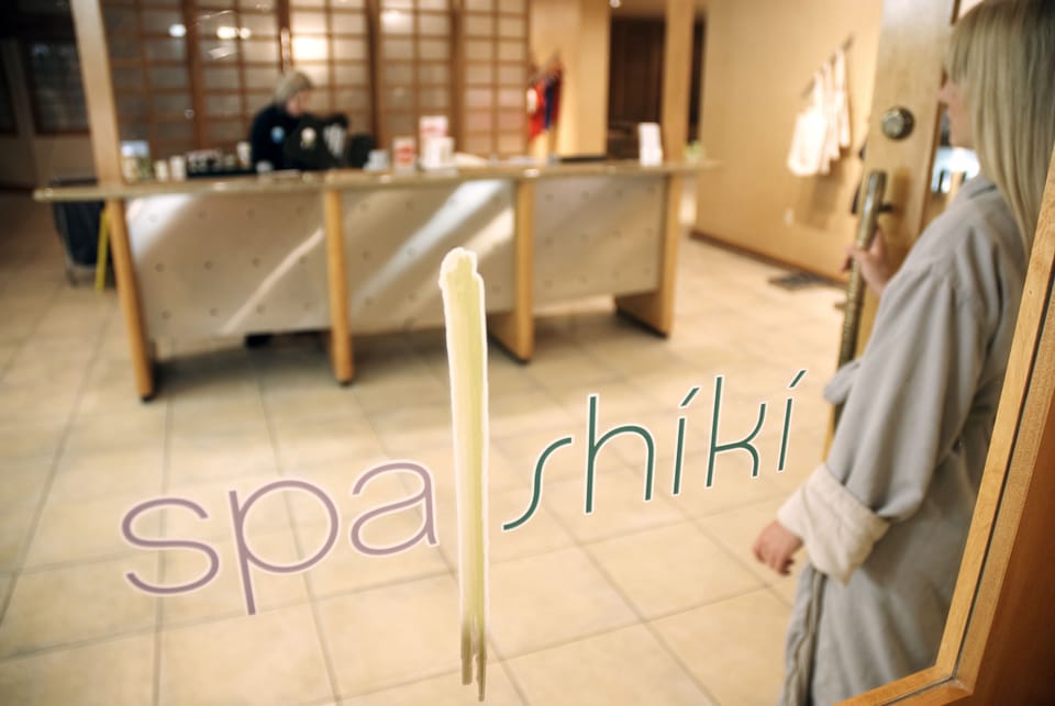 Couples treatment rooms, hot tub, body treatments, aromatherapy