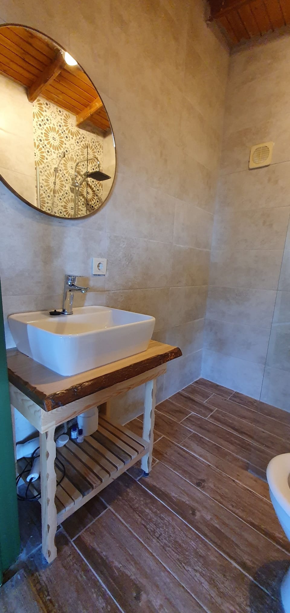 Deniz Manzarali Suit Bungalow | Bathroom | Shower, hydromassage showerhead, free toiletries, hair dryer