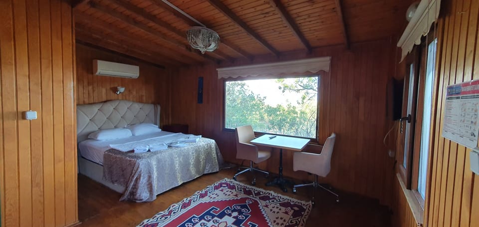 Deniz Manzarali Suit Bungalow | Hypo-allergenic bedding, down comforters, minibar, desk