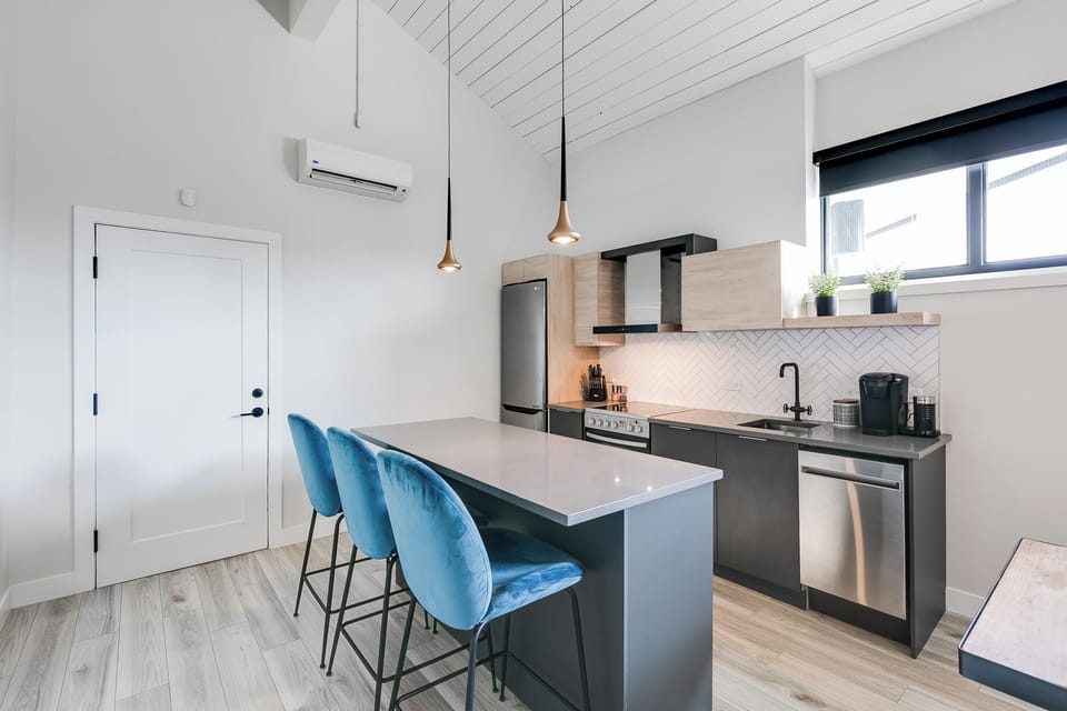 Design Condo, 1 Bedroom, Kitchen | Private kitchen | Full-size fridge, microwave, oven, stovetop