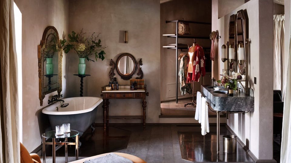 Grand Suite (6) | Bathroom | Combined shower/tub, free toiletries, hair dryer, bathrobes