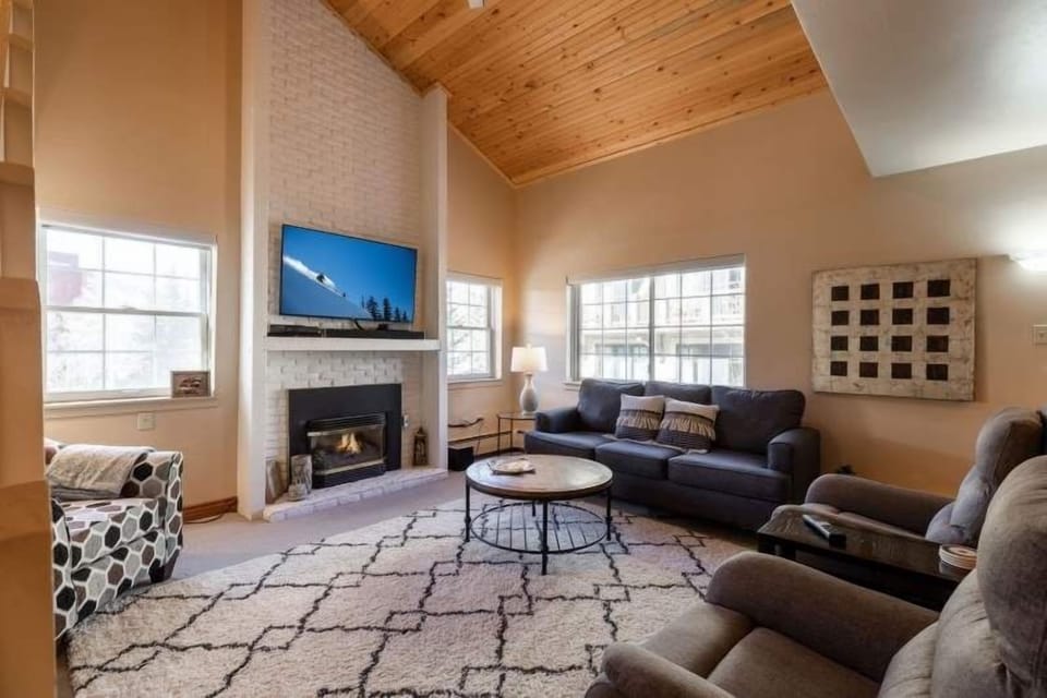 Condo, 2 Bedrooms | Living room