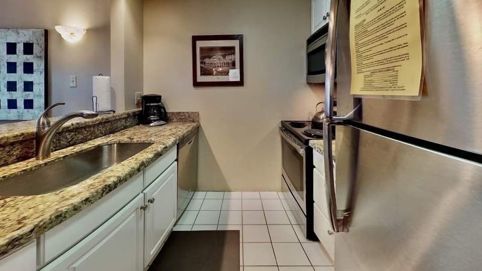 Condo, 2 Bedrooms | Private kitchen | Fridge, oven, coffee/tea maker, toaster