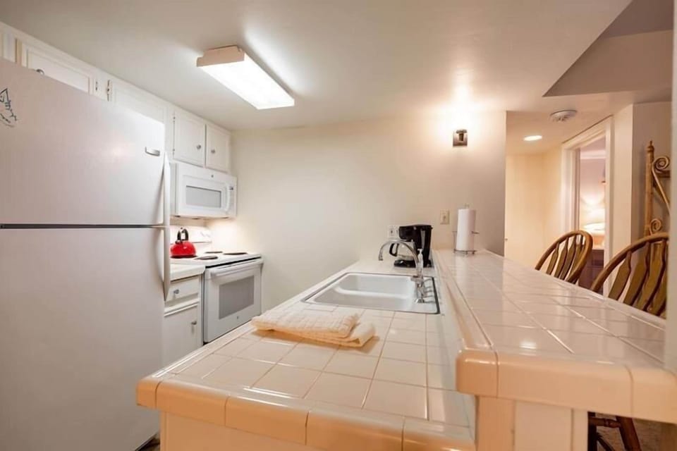 Condo, 2 Bedrooms | Private kitchen | Fridge, oven, coffee/tea maker, toaster