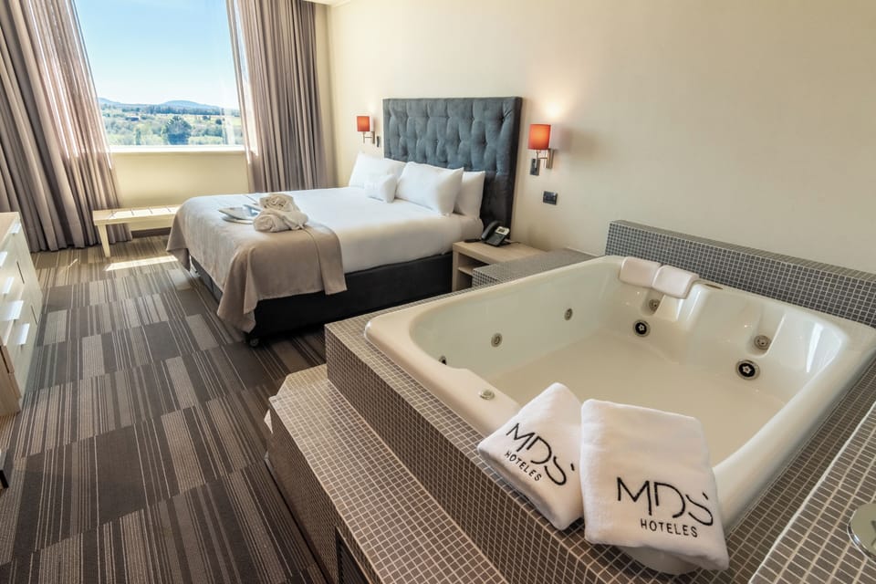 King Suite | In-room safe, desk, WiFi (free), bed sheets