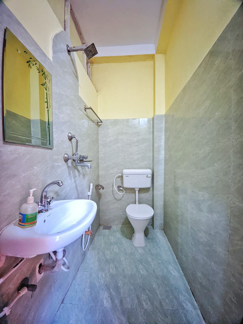Economy Double or Twin Room, Multiple Beds | Bathroom | Shower, free toiletries, slippers, bidet