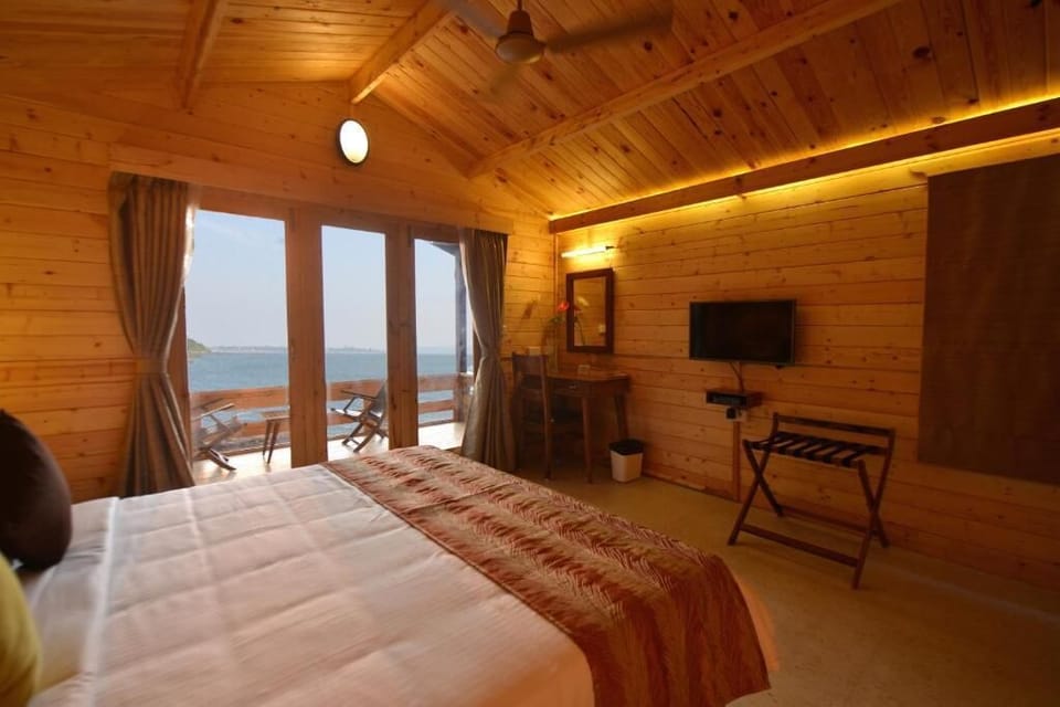 Deluxe Room, 1 Bedroom, Sea View | Premium bedding, minibar, in-room safe, desk