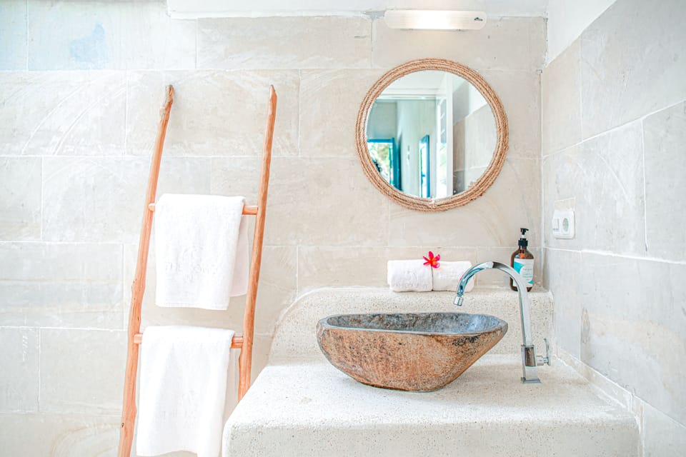 Standard Double Room | Bathroom | Shower, free toiletries, hair dryer, bidet